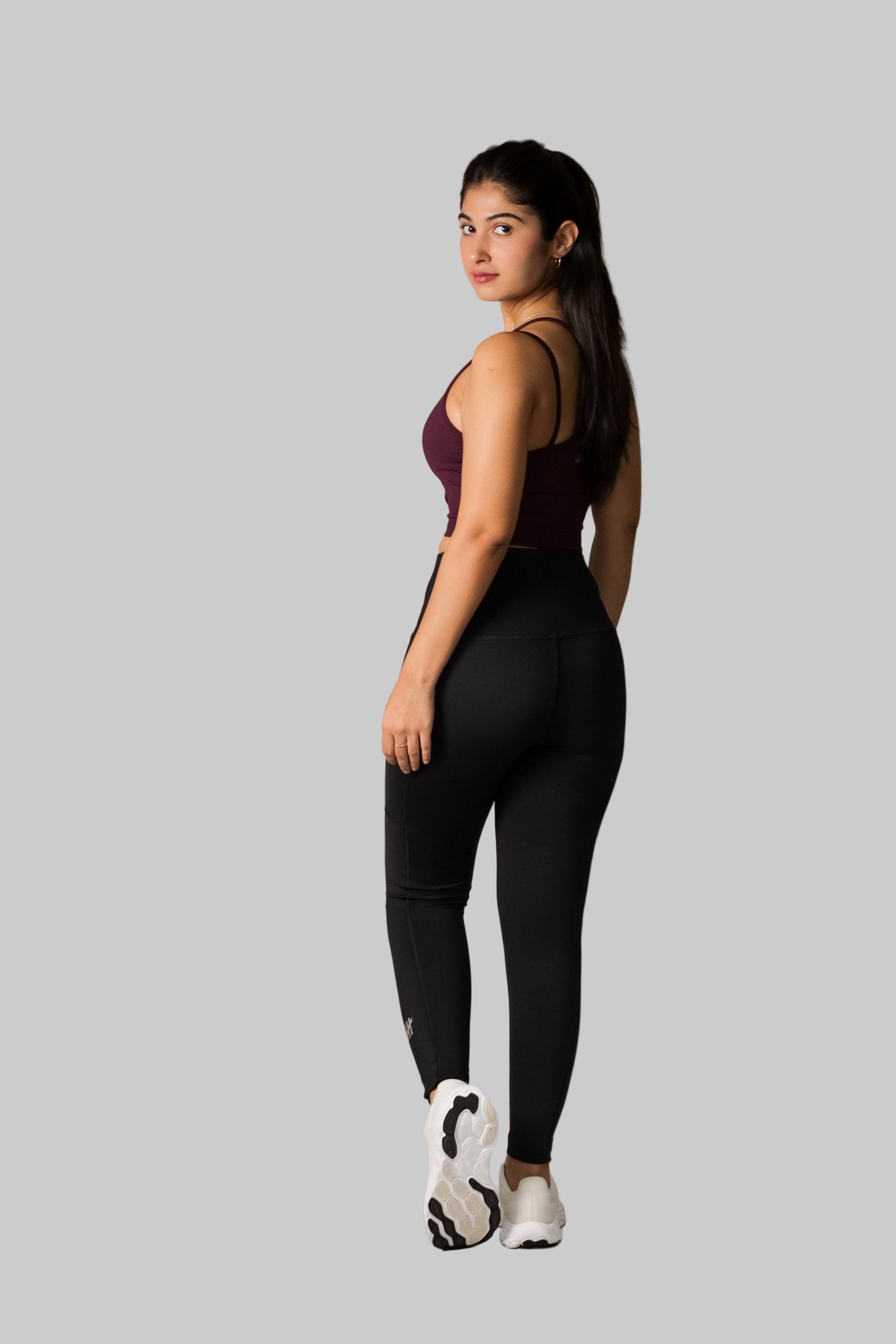 tmr-everyday-leggings-black-pose
