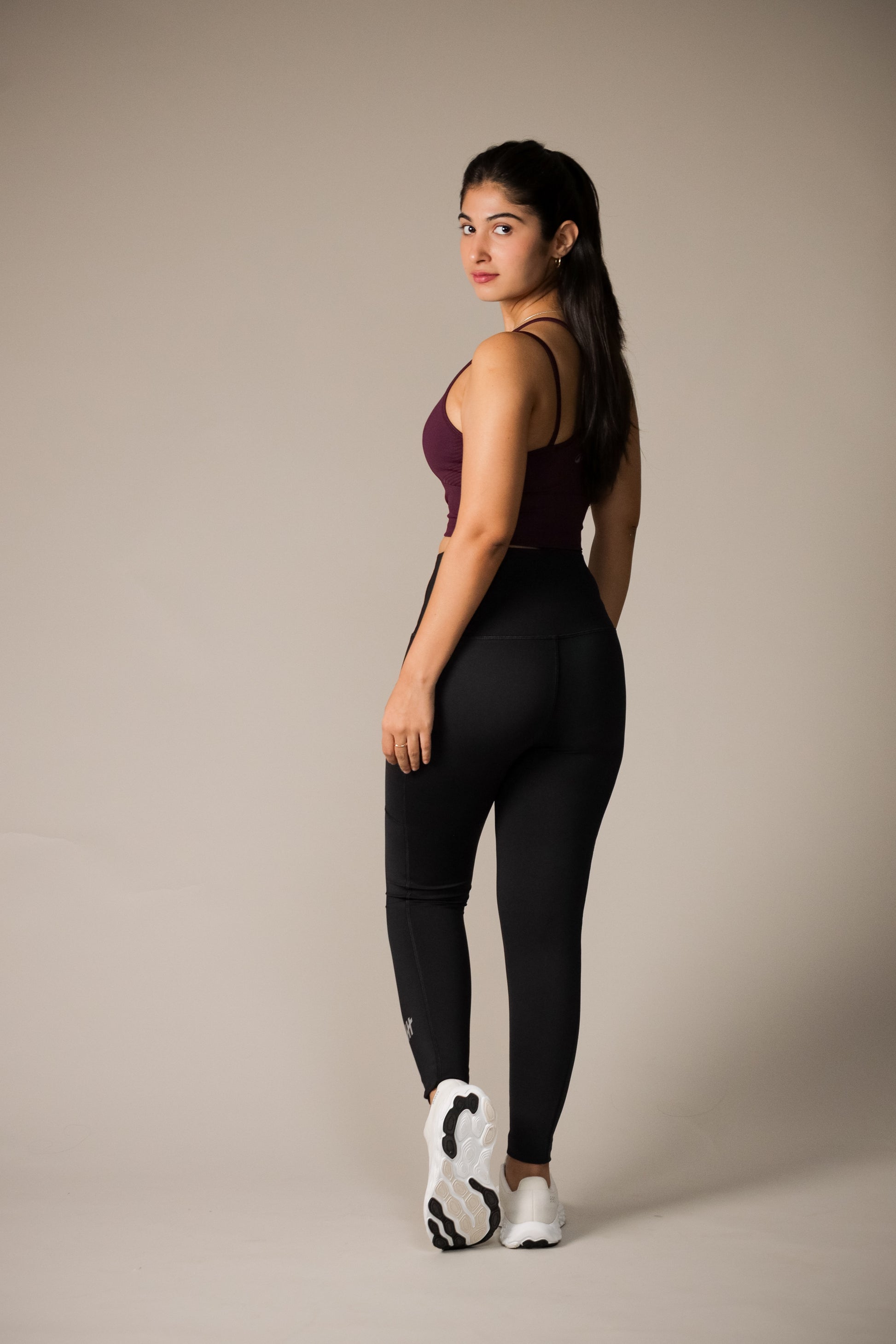 tmr-everyday-leggings-black-pose