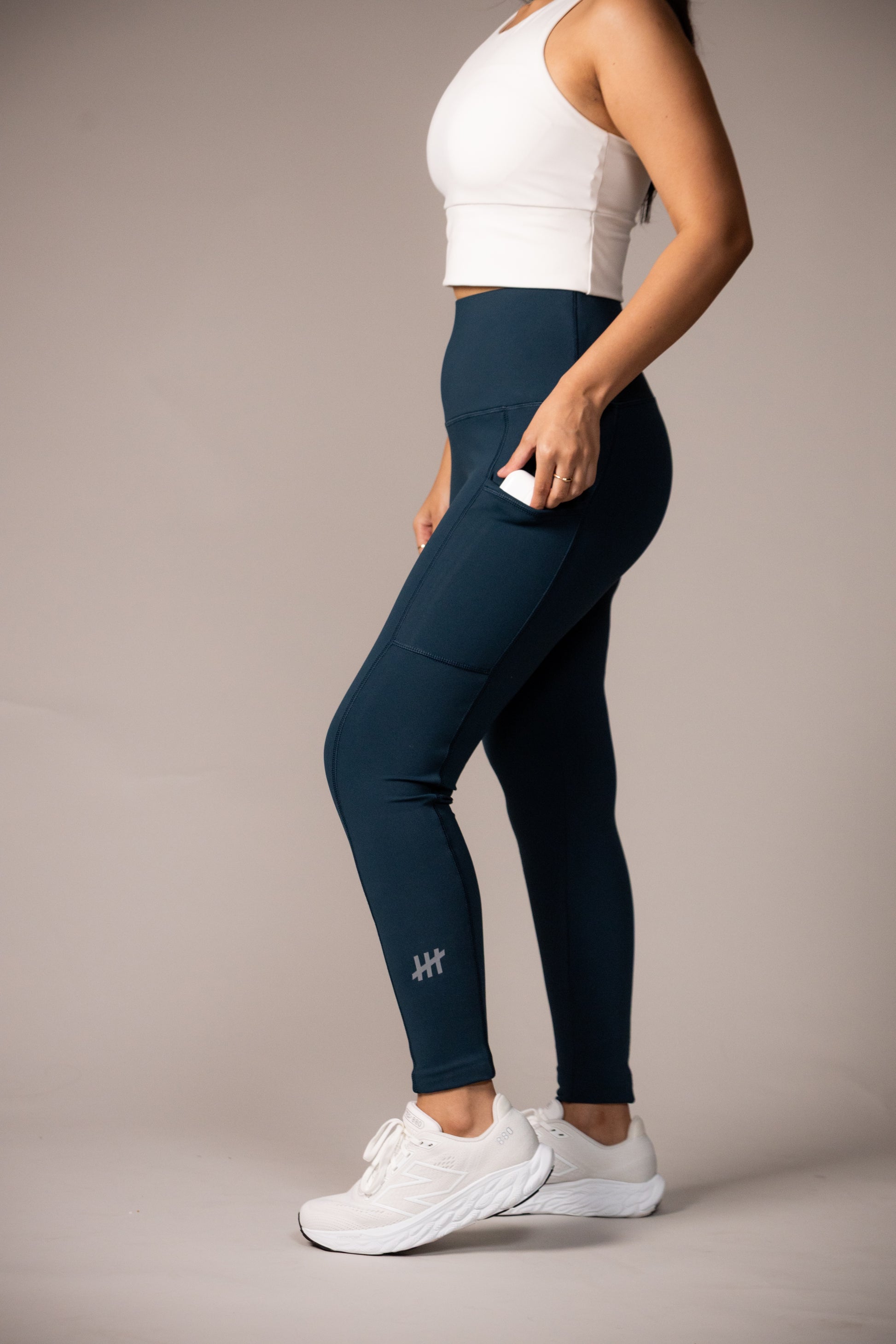 tmr-everyday-leggings-blue-side-closeup